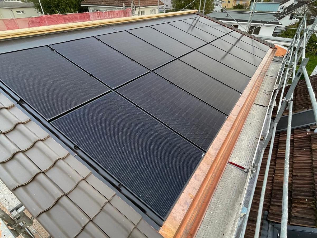 Indach-Solaranlage in Möhlin mit Energiemanagement für Wärmepumpe und Ladestation