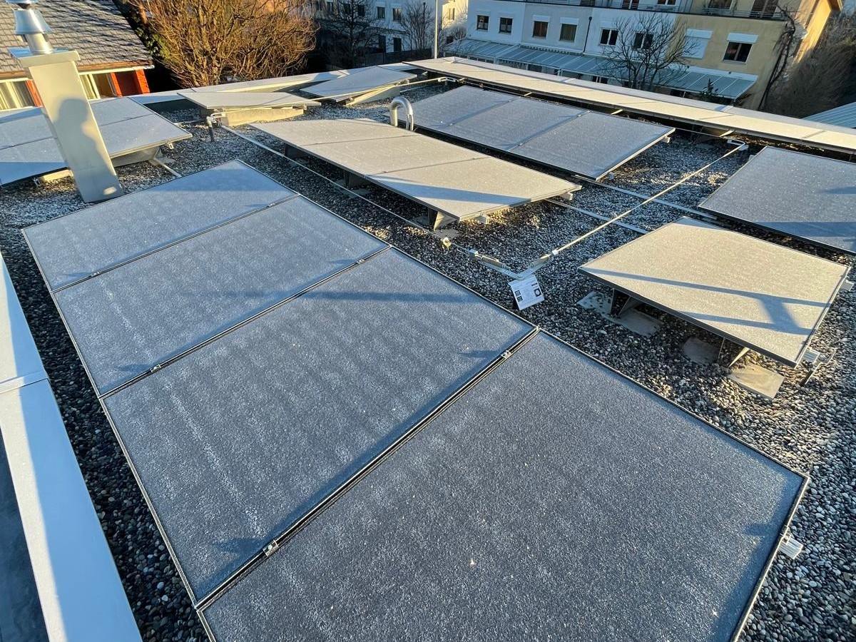 Flachdach-Solaranlage bei einem Neubau in Rheinfelden mit Energiemanagement und Wärmepumpe